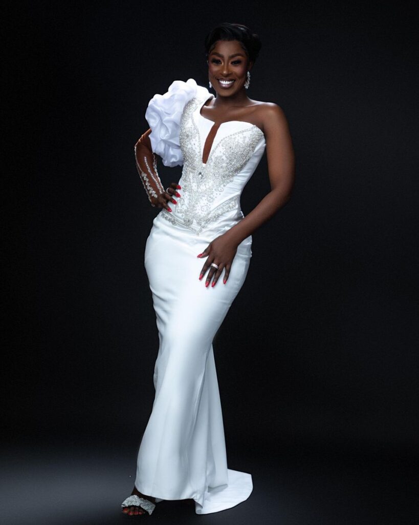 Eve Curva Asymmetric Gown